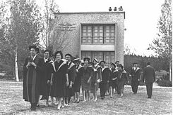 Двадцать семь бакалавров первого потока Университета Бар-Илан. 1959 г. Фото Ф. КоХена. Государственное бюро печати. Израиль.